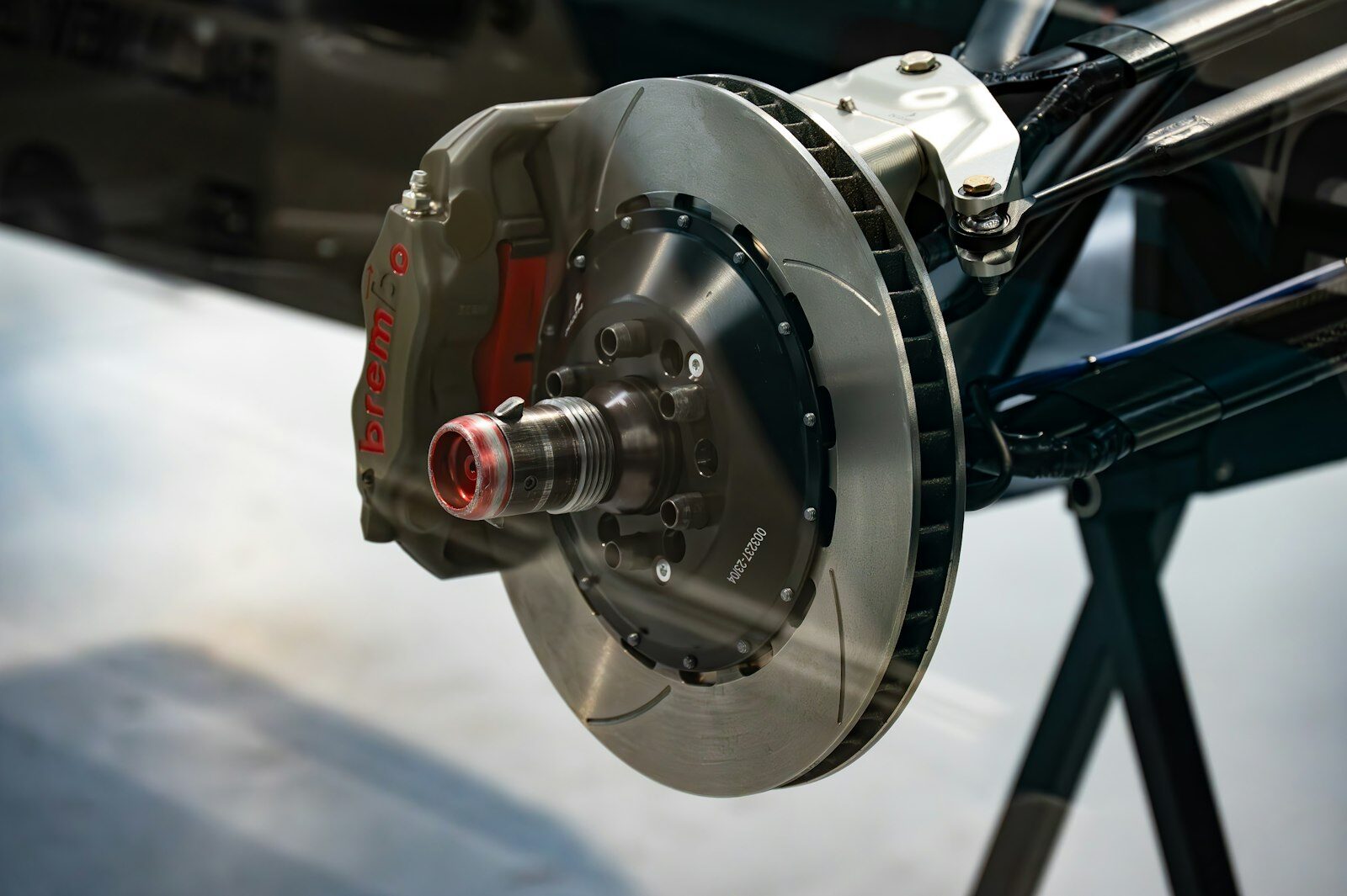 Bremsenservice 1230 Wien – Bremsscheibe und Bremssattel Bremsscheibe und Bremssattel eines PKW beim Bremsenservice in der Werkstatt