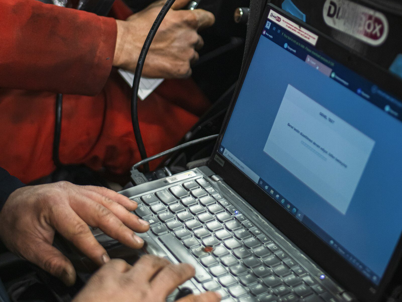 Fahrzeugdiagnose 1230 Wien – Diagnosegerät am Fahrzeug Mechaniker liest mit einem Diagnosegerät den Fehlerspeicher eines Fahrzeugs aus