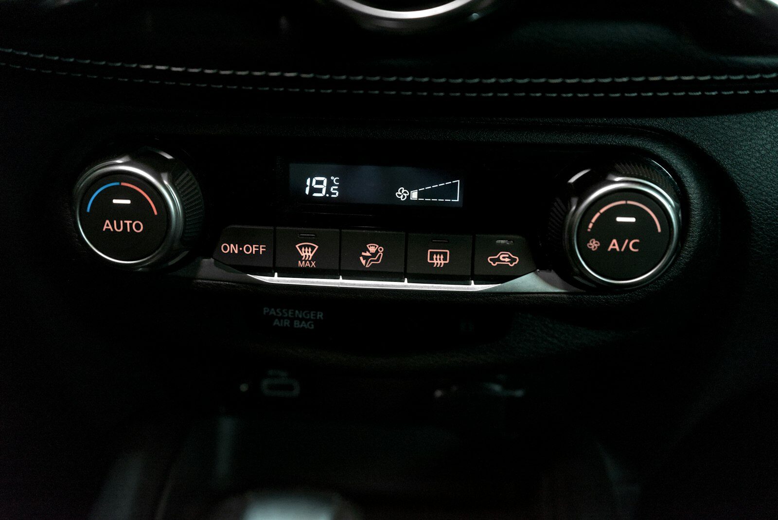 Klimaservice 1230 Wien – Klimaanlage im Auto Bedienteil einer Auto-Klimaanlage nach dem Klimaservice