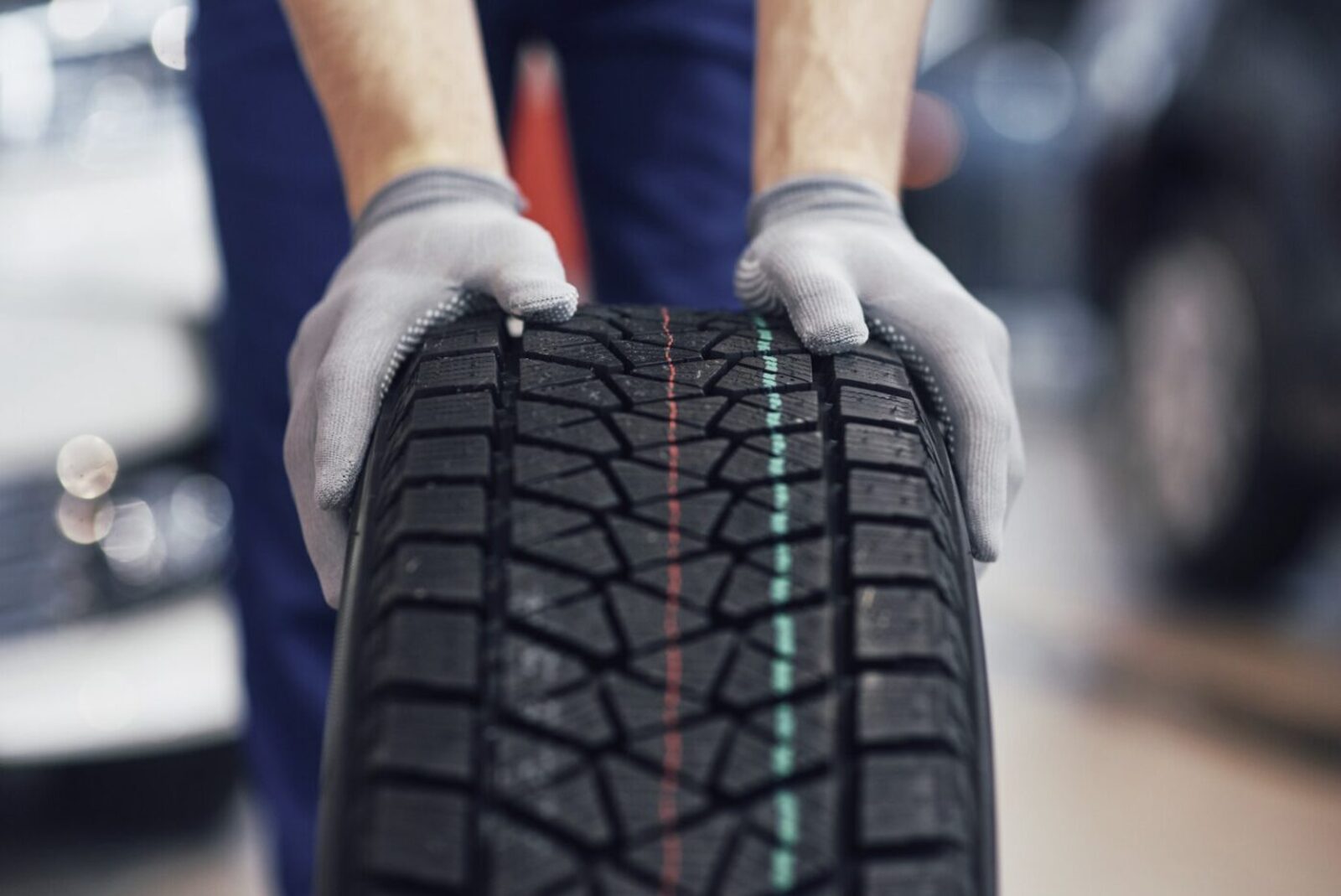 Reifenservice 1230 Wien – Reifenwechsel in der Werkstatt Mechaniker mit Reifen beim Reifenwechsel in der Werkstatt in 1230 Wien