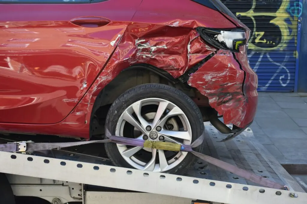 Unfallschaden am Heck, Versicherungsabwicklung bei Fast-Cars Wien Rotes Auto mit Unfallschaden an Heck und Seitenwand