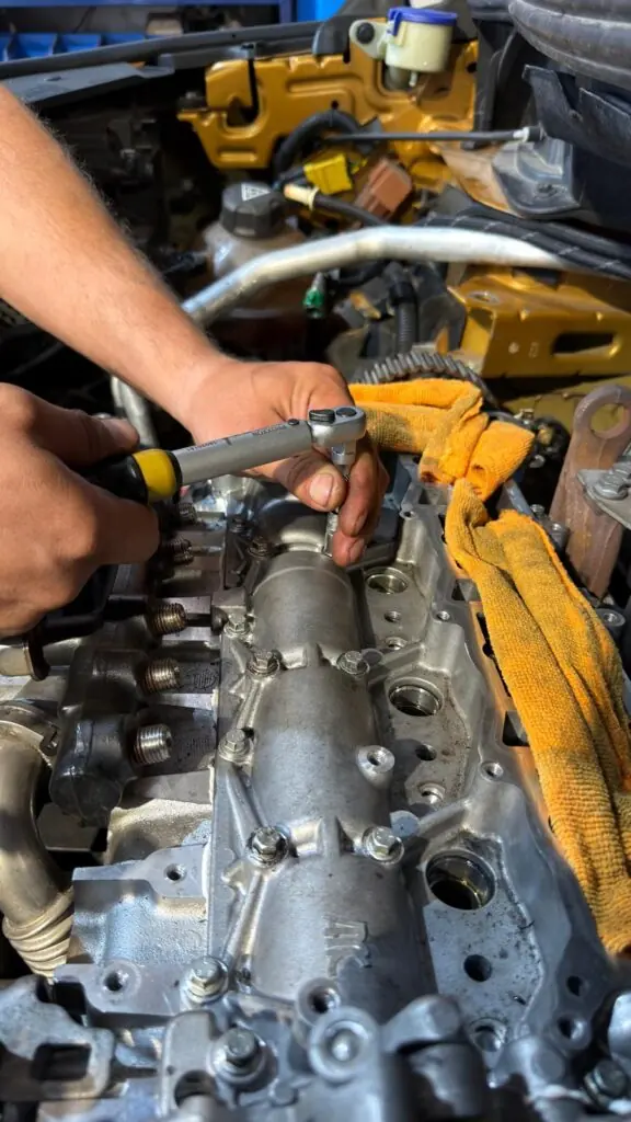Motorreparatur in Wien 23 – Zylinderkopf wird mit einem Drehmomentschlüssel montiert